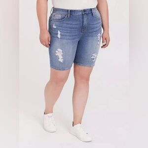 NWOT Torrid 8 Inch Sky High Skinny Premium Stretch Short Distressed Size 20‎